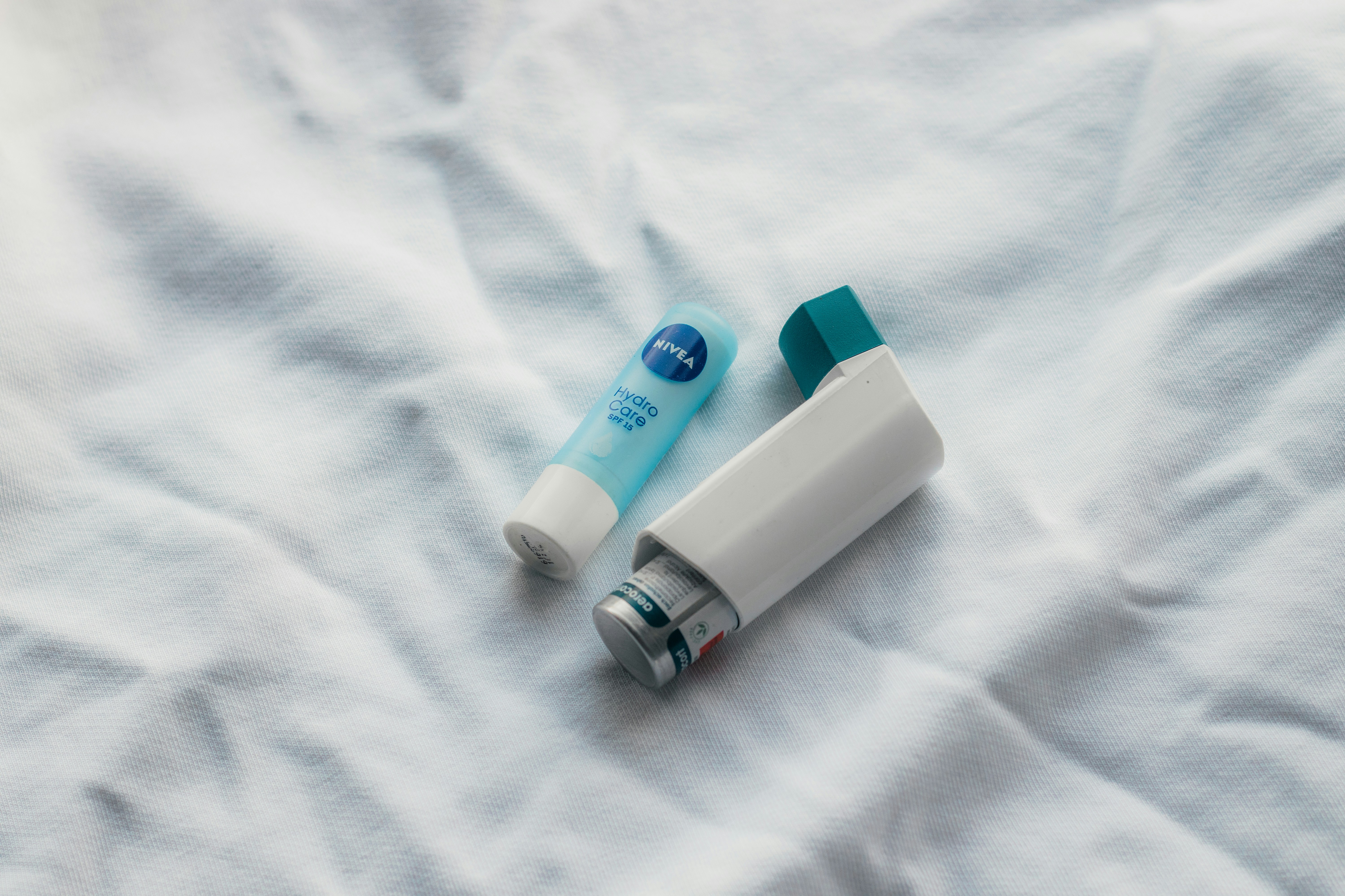 An asthma inhaler on a bed | Source: Unsplash