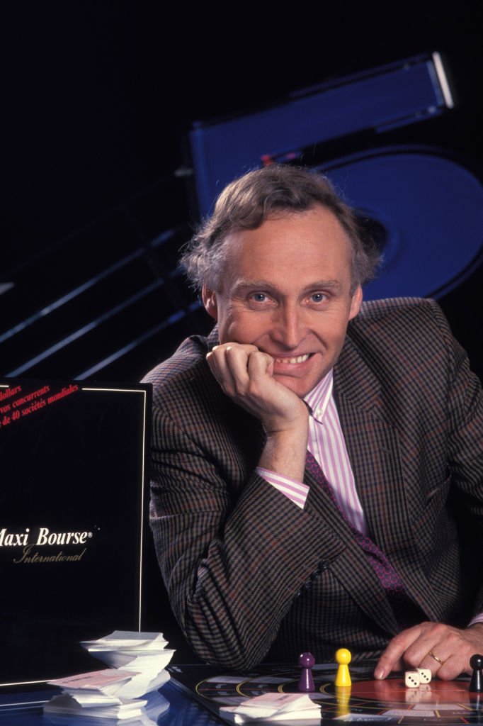 Portrait de Jean-Marc Sylvestre, journaliste de la chaîne de télévison La Cinq, en avril 1989 à Paris, France. | Photo : Getty Images