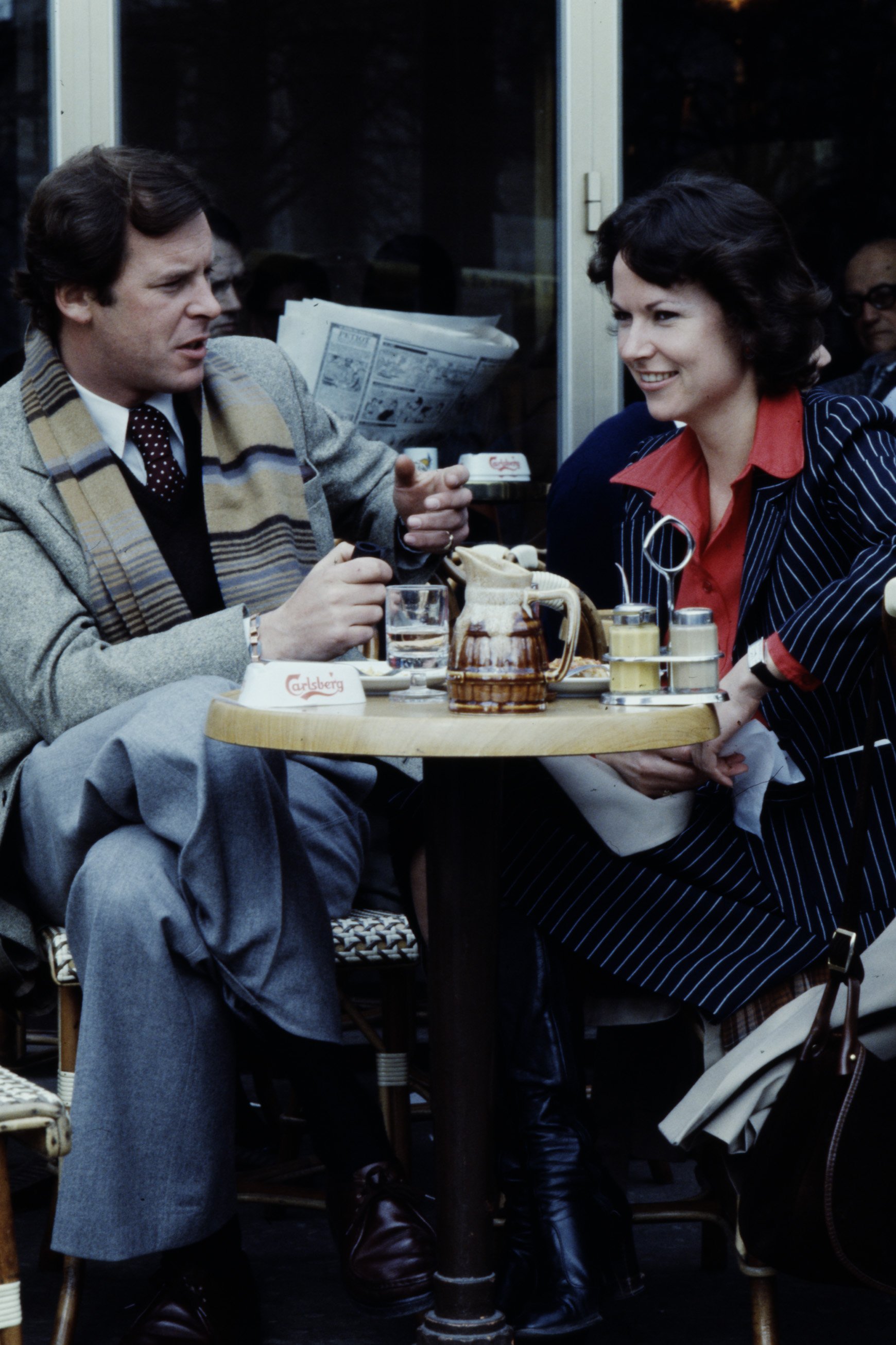 Peter Jennings and Kati Marton eating at a cafe in Paris, France | Source: Getty Images