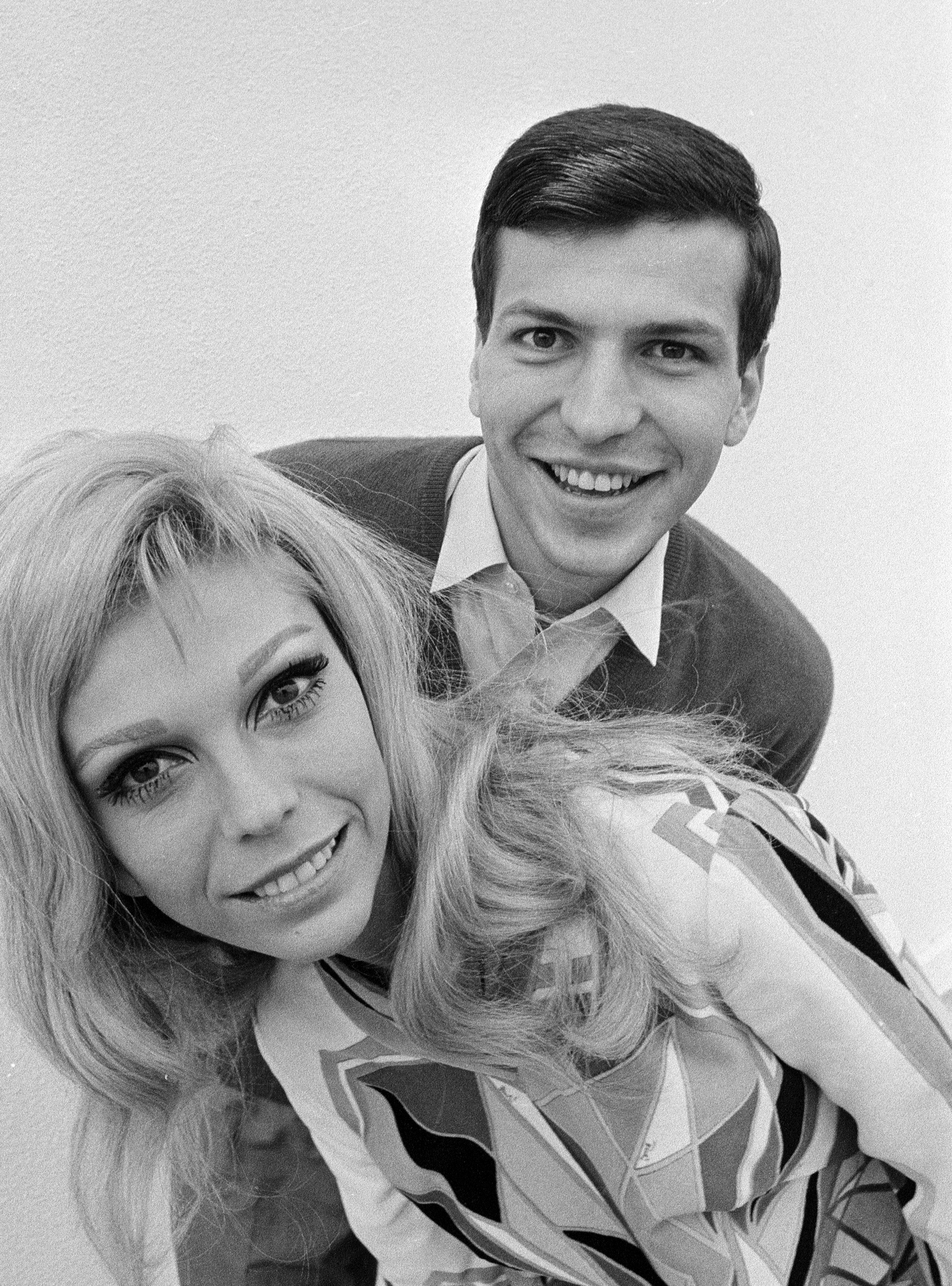 Nancy and Frank Sinatra, Jr. on "THE SMOTHERS BROTHERS COMEDY HOUR" on February 9, 1968. | Source: Getty Images