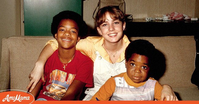 Gary Coleman poses for a portrait with co-stars Dana Plato and Todd Bridges while studying on the set of his show 'Diff'rent Strokes' in February 1980 in Los Angeles | Photo: Getty Images