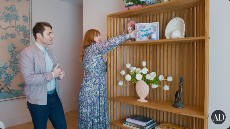 Bryce Dallas Howard's main bedroom in her Los Angeles home from a video dated June 7, 2022 | Source: youtube.com/@Archdigest