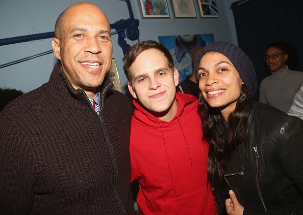 El Senador Cory Booker, Taylor Trensch y Rosario Dawson tras bastidores. Fuente: Shutterstock
