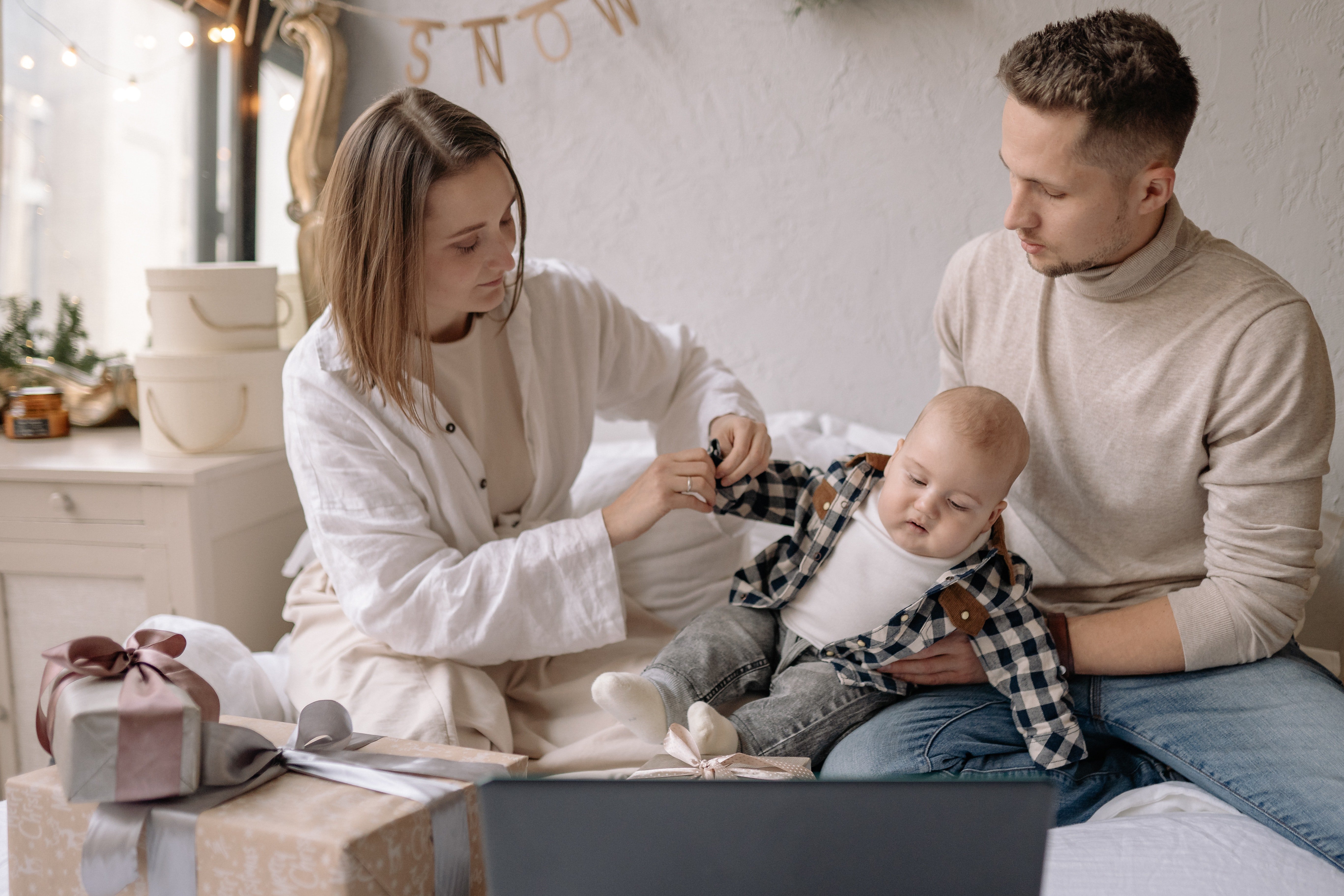 Mother dresses her baby | Photo: Pexels