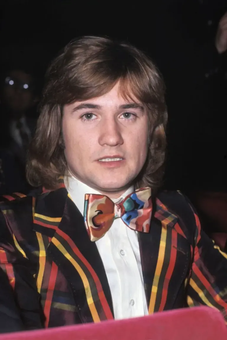 Le chanteur C Jérôme lors d'une première en décembre en 1973 à Paris, France. | Photo : Getty Images