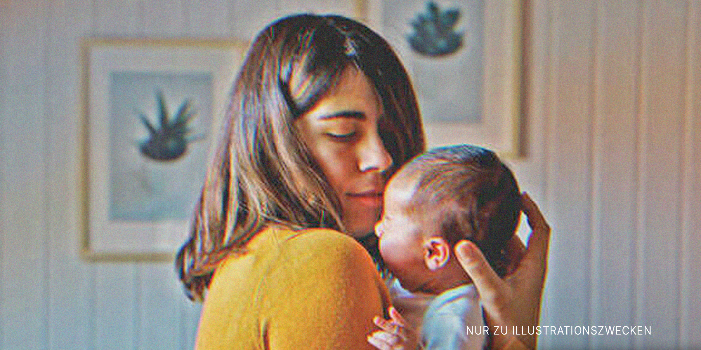 Eine Frau, die ihr Baby im Arm hält. | Quelle: Getty Images