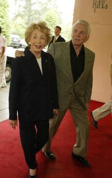 Anne & Kirk Douglas at the Hollywood Foreign Press Association Luncheon to benefit Hollywood non-profit organizations and film schools, held at the Beverly Hills Hotel on Monday, August 19, 2002.| Source: Getty Images.