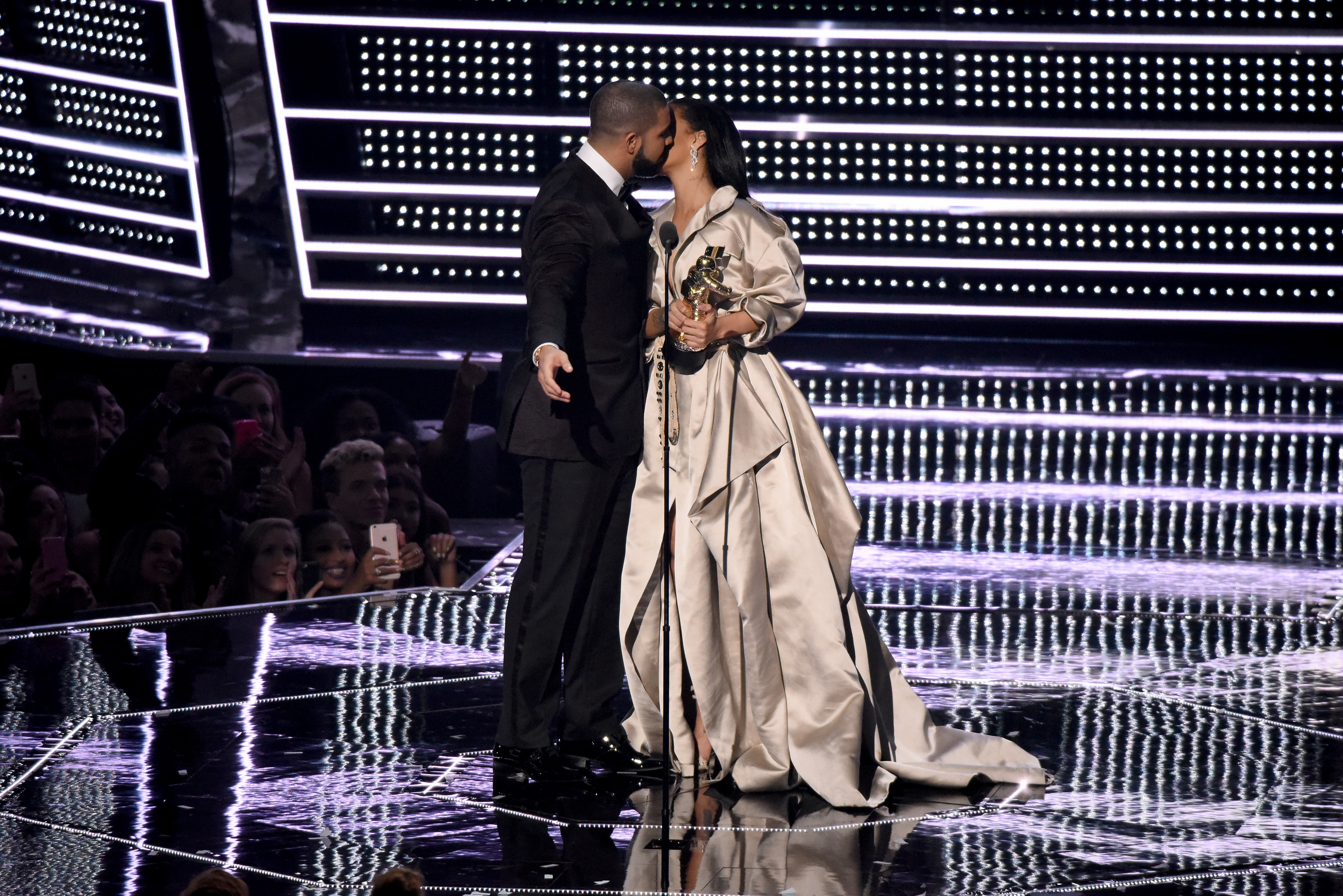 Drake presents the Michael Jackson Video Vanguard Award to Rihanna during the 2016 MTV Video Music Awards on August 28 | Source: Getty Images