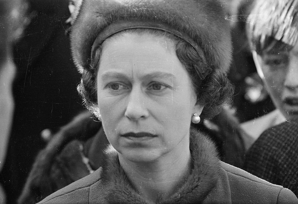 30 octobre 1966 : La reine Elizabeth II visite Aberfan au Pays de Galles, quelques jours après l'effondrement d'une décharge de charbon sur l'école locale, tuant 141 enfants et quatre adultes. | Photo : Getty Images