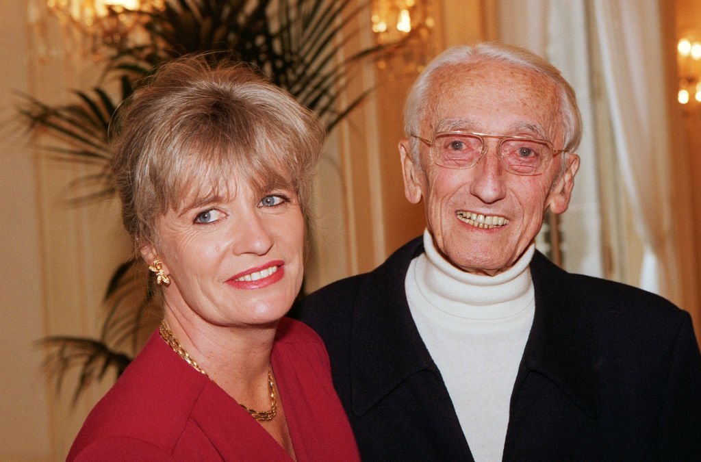Jacques-Yves Cousteau et son épouse Francine Cousteau le 23 novembre 1995 à Paris, France. | Photo : Getty Images