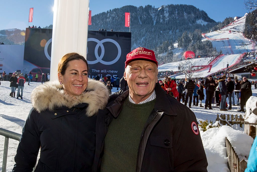 Niki Lauda et sa femme Birgit Wet Zinger posent pour une photo le 21 janvier 2017 à Kitzbuehel, en Autriche. Photo : Getty Images Niki Lauda et sa femme Birgit Wet Zinger posent pour une photo le 21 janvier 2017 à Kitzbuehel, en Autriche. Photo : Getty Images