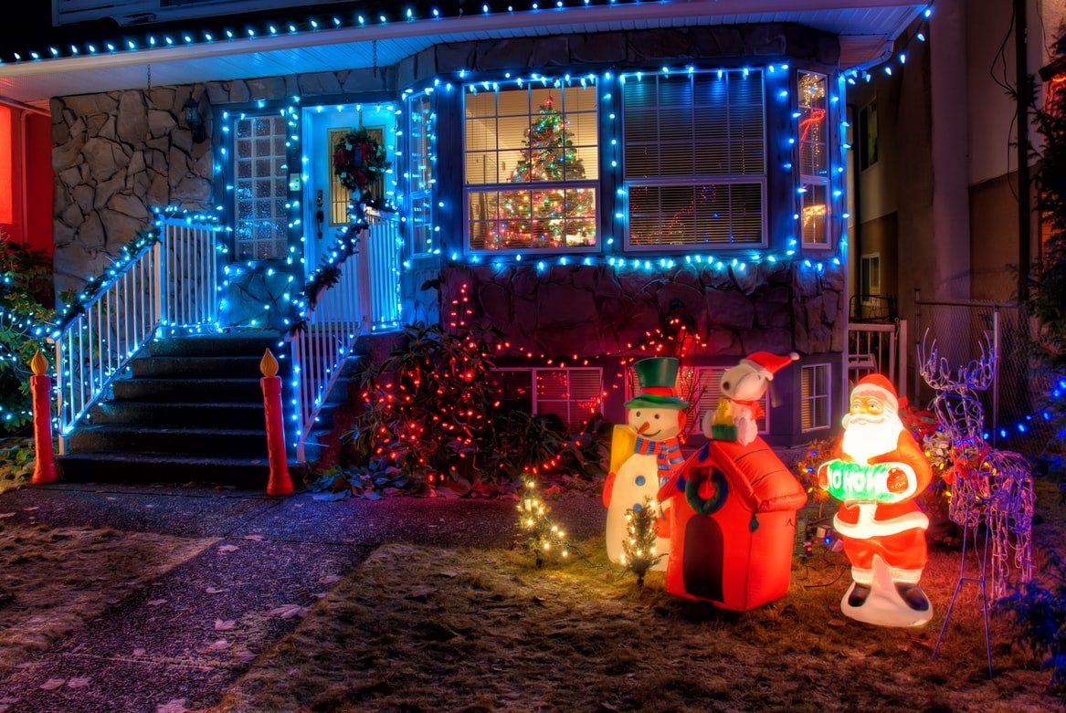 Parte frontal de una casa con muchas decoraciones navideñas. | Foto: Unsplash