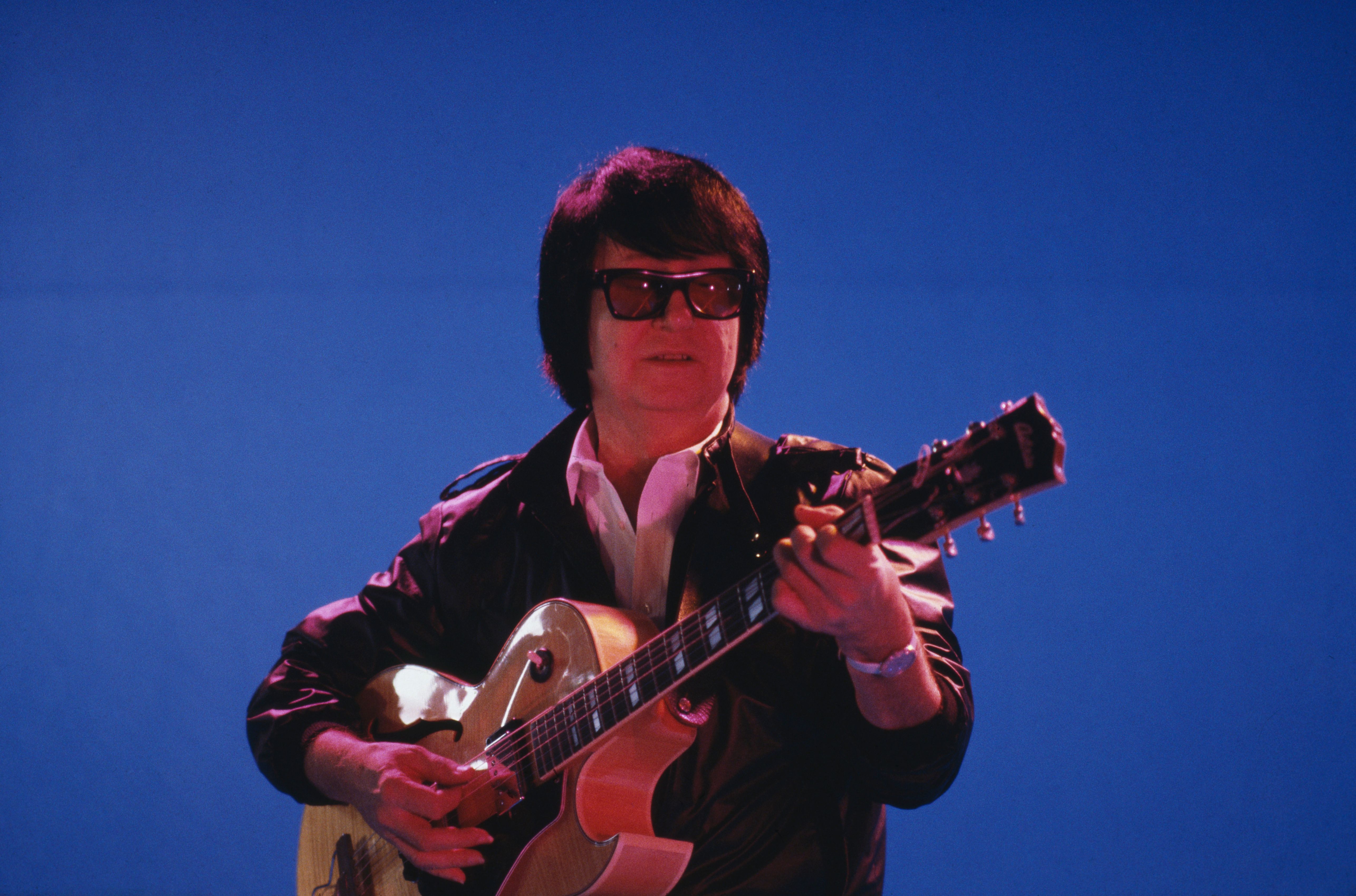 Roy Orbison performs on stage, circa 1980. | Source: Getty Images