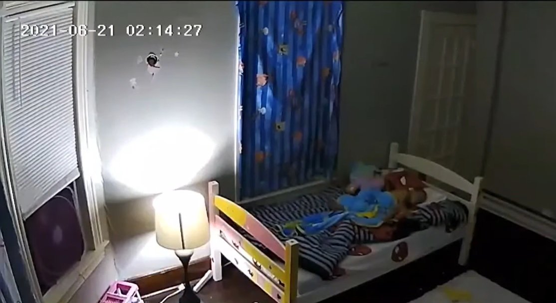 La habitación de las niñas en la filmación de seguridad. | Foto: YouTube/ WTAE-TV Pittsburgh