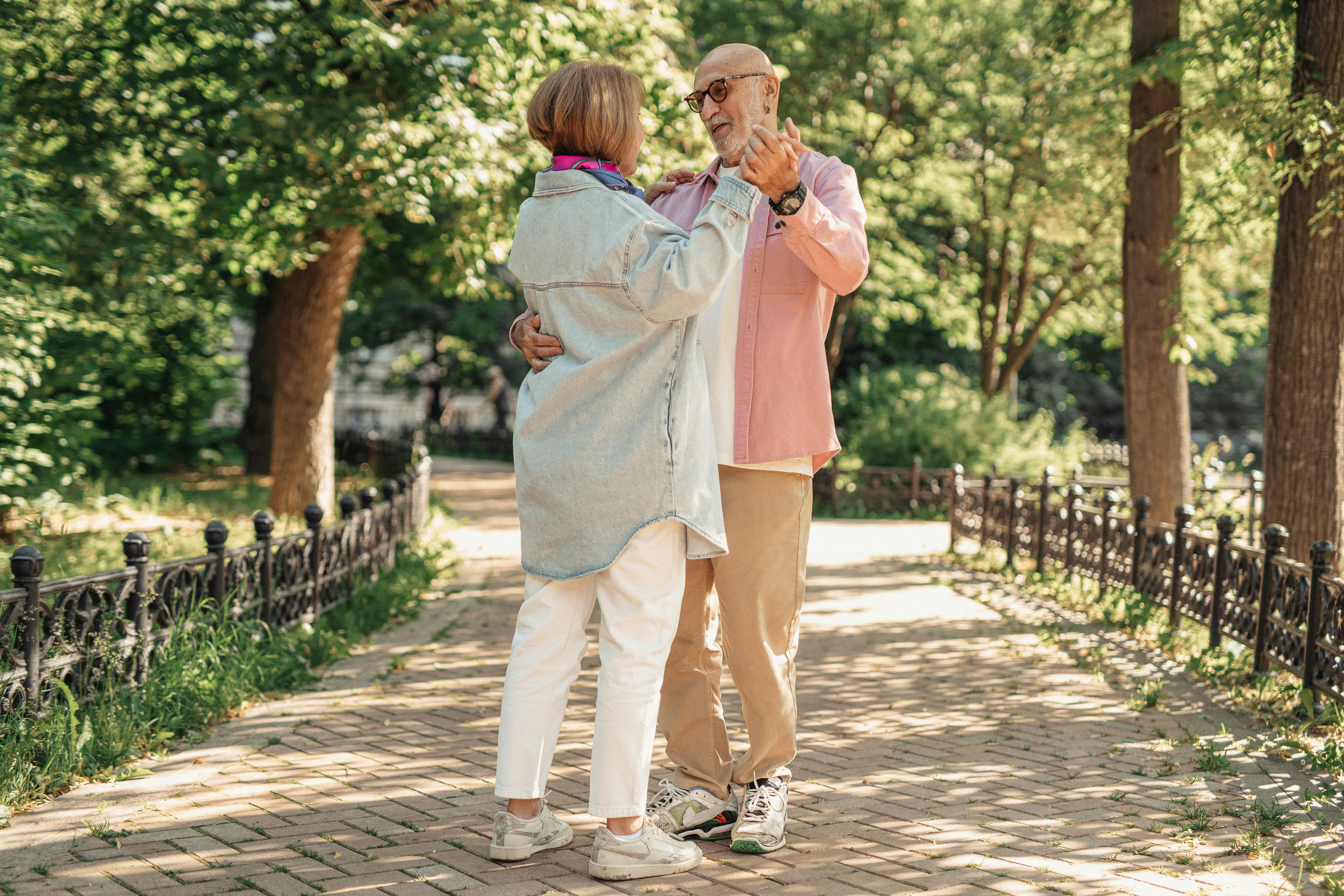 A couple dancing outdoors together | Source: Pexels