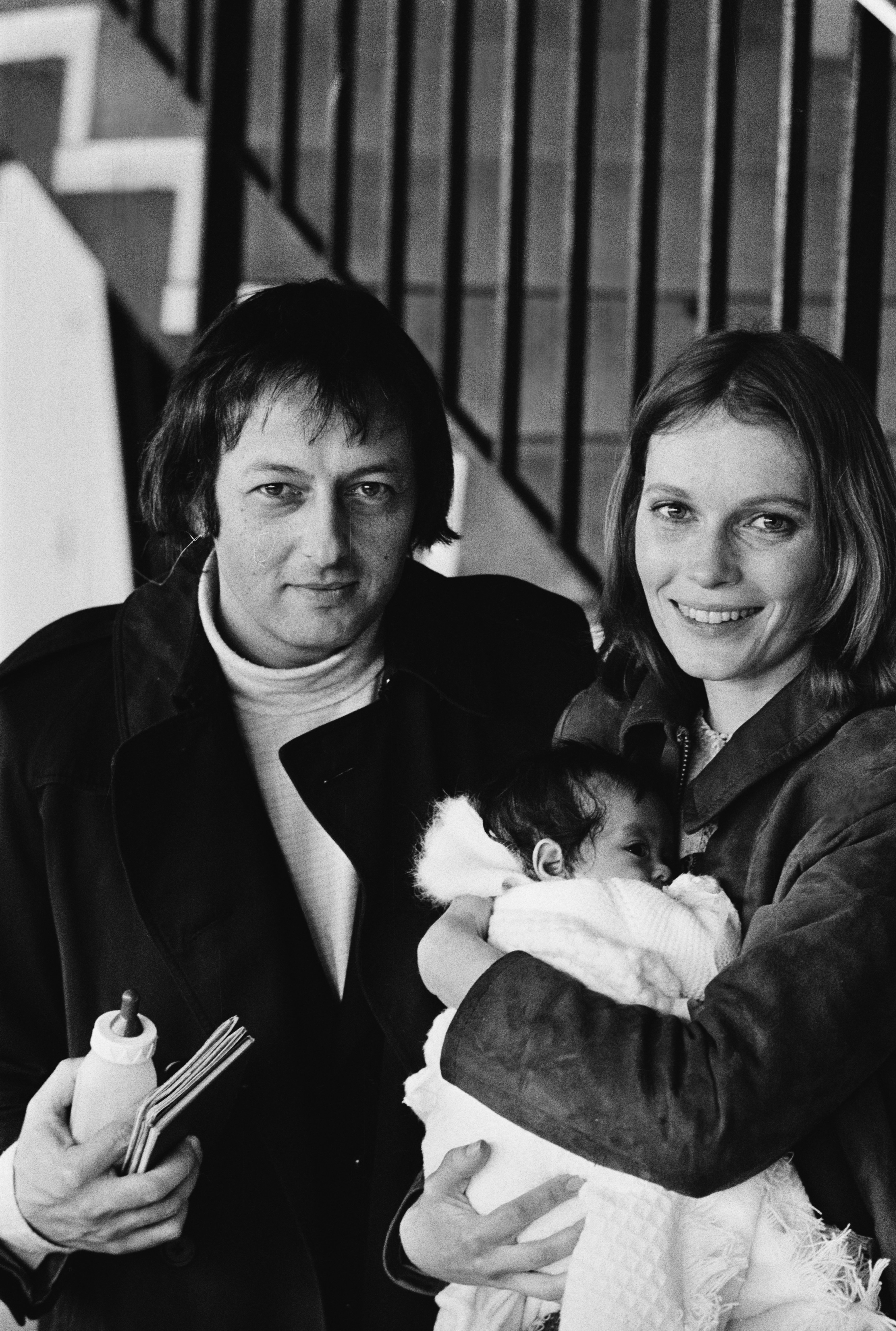 Andre Previn and Mia Farrow with their adopted daughter, Lark Previn, in 1973. | Source: Getty Images