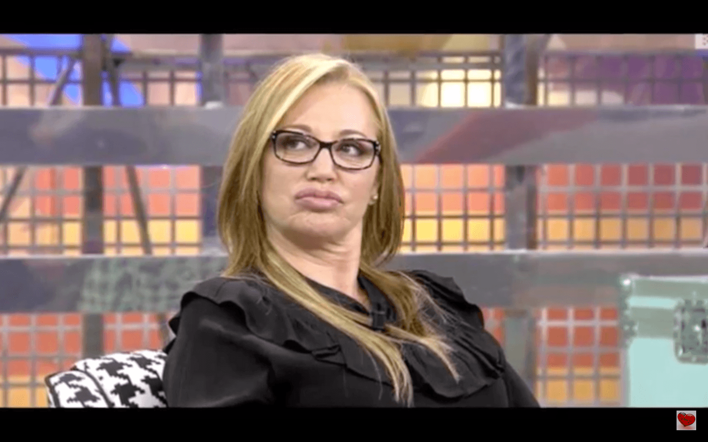 Belen Esteban en el programa "Sálvame" usando lentes de pasta. Fuente: Youtube / Famoseo Belen Esteban en el programa "Sálvame" usando lentes de pasta. Fuente: Youtube / Famoseo