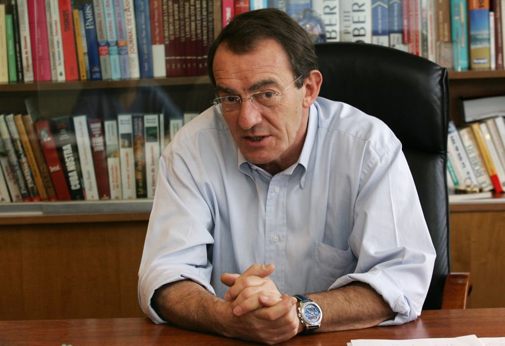 Jean-Pierre Pernaut, s'exprime dans son bureau, le 17 février 2006 à Boulogne-Billancourt. Jean-Pierre Pernaut, qui fête ses 20 ans de journal télévisé aux commandes de 13 heures sur TF1, estime que son journal montre "une vraie France" et non une France d'Epinal. | Photo : Getty Images