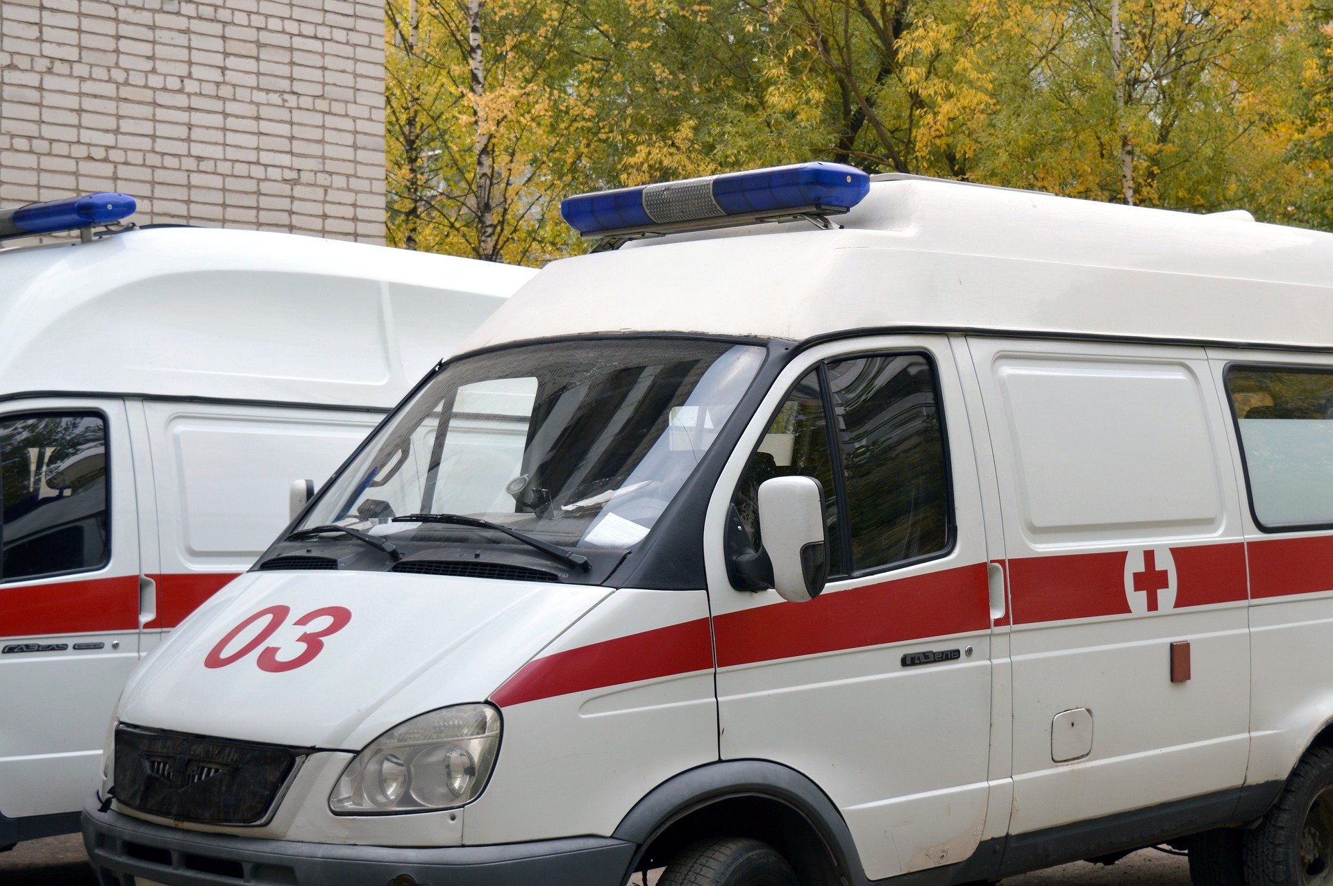 A pair of ambulances parked off. | Source: Alina Kuptsova/Pixabay 