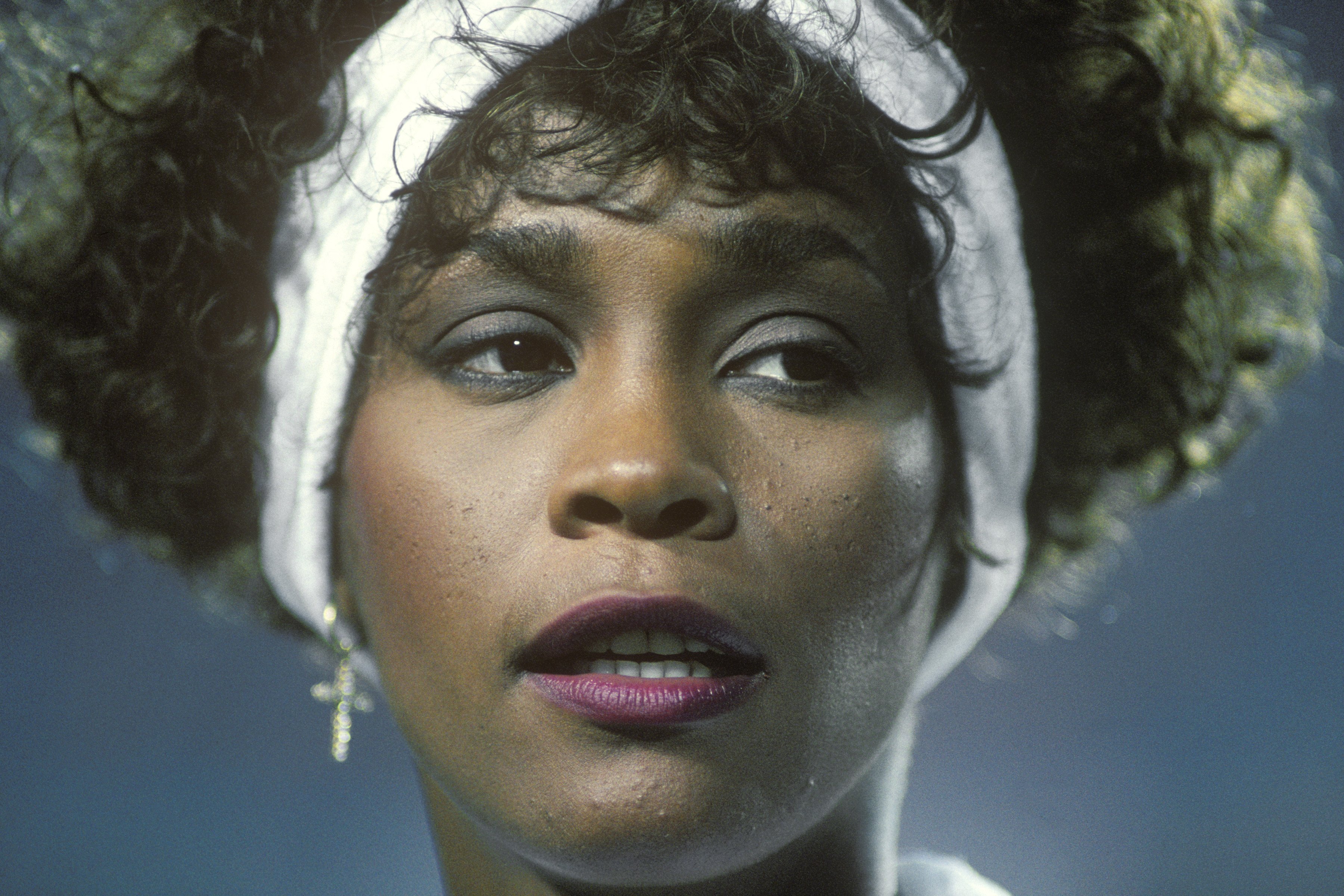 Whitney Houston singing the National Anthem at the 1991 Superbowl in Tampa, Florida. | Photo: Getty Images