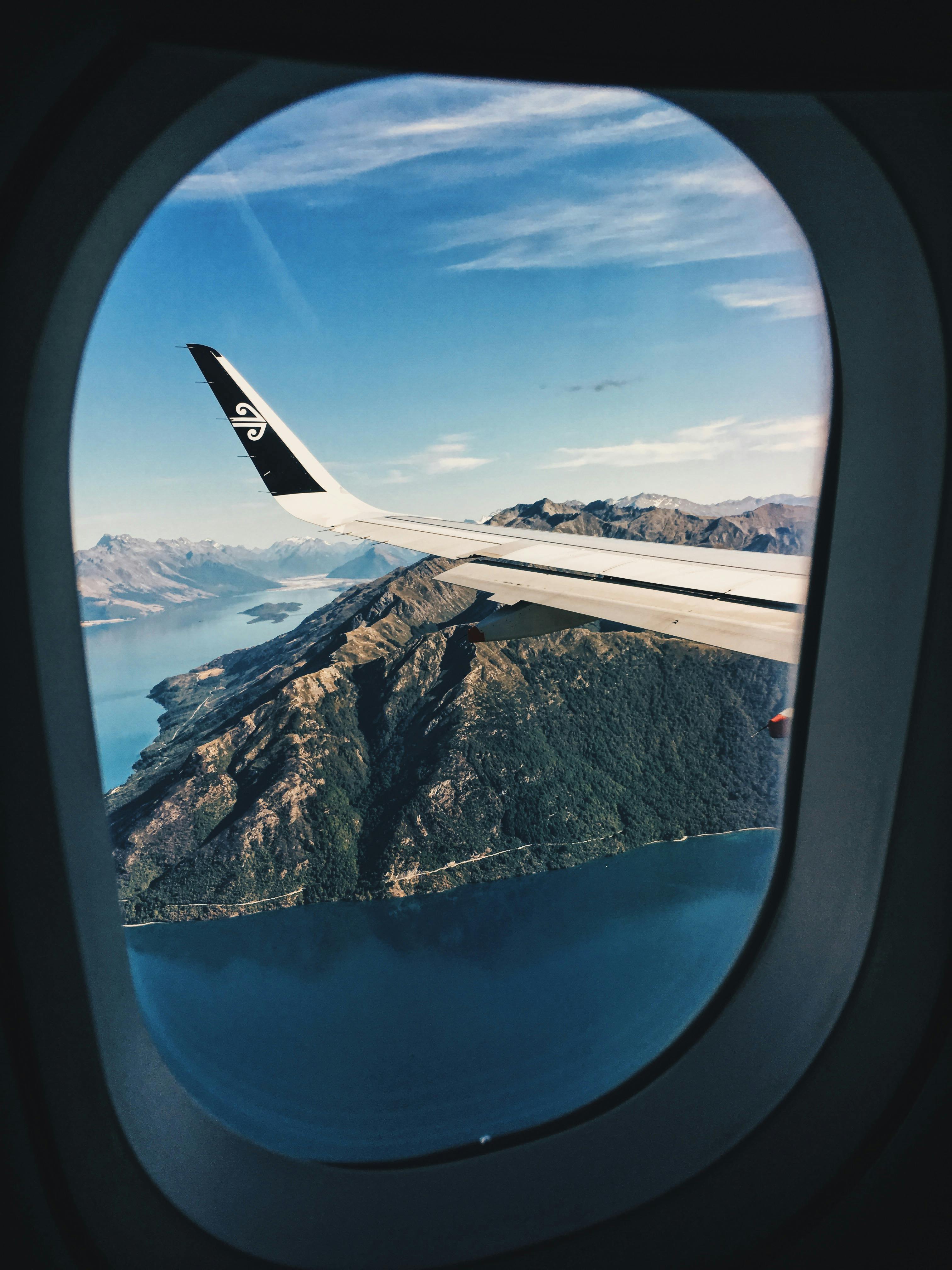 Beautiful scenery visible through an airplane window | Source: Pexels