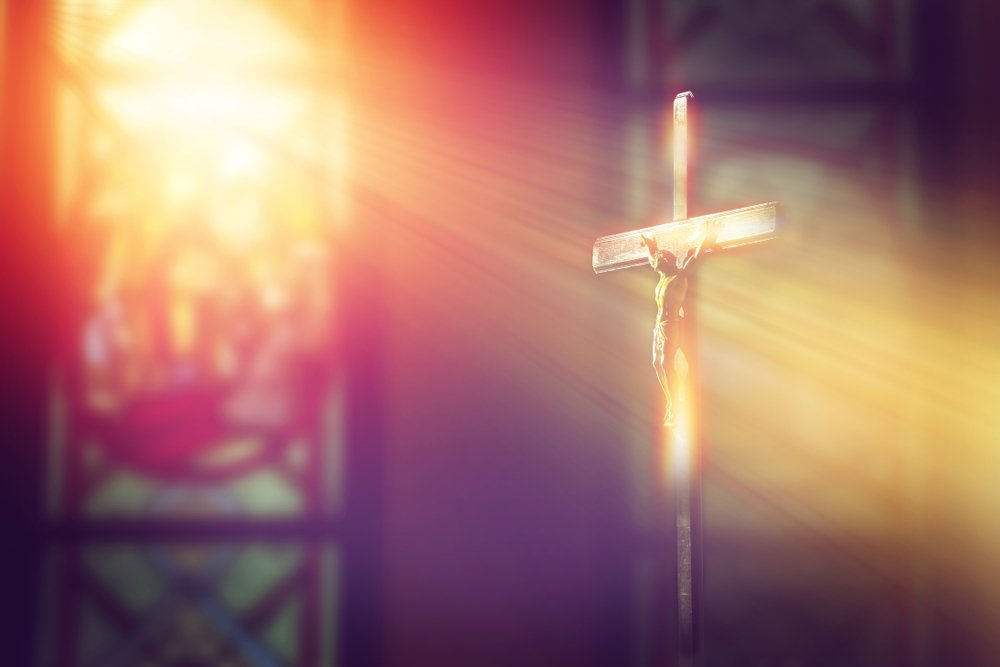 Luz del vitral cayendo sobre la cruz.| Fuente: Shutterstock Luz del vitral cayendo sobre la cruz.| Fuente: Shutterstock