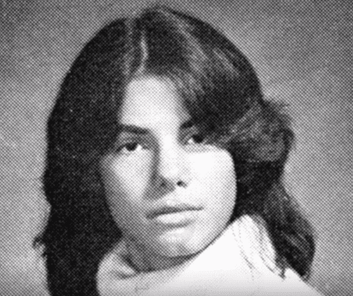 Sandra Bullock in her freshman yearbook photo at Washington-Lee High School in Arlington | Photo: YouTube/ Top Famous Tube