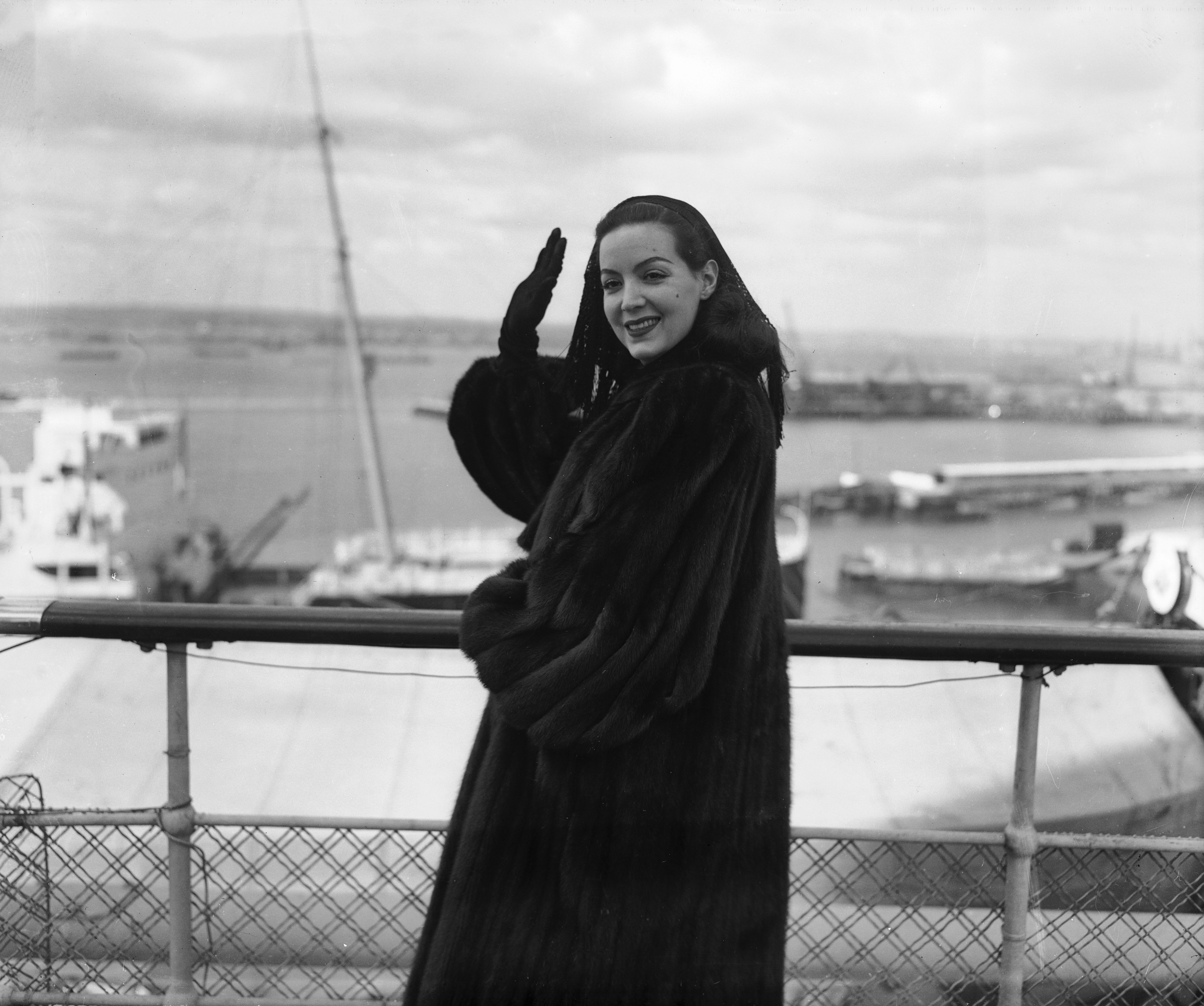 María Félix parte de Southampton, Reino Unido, vía a los Estados Unidos, en el SS Queen Elizabeth, en marzo de 1949. | Foto: Getty Images