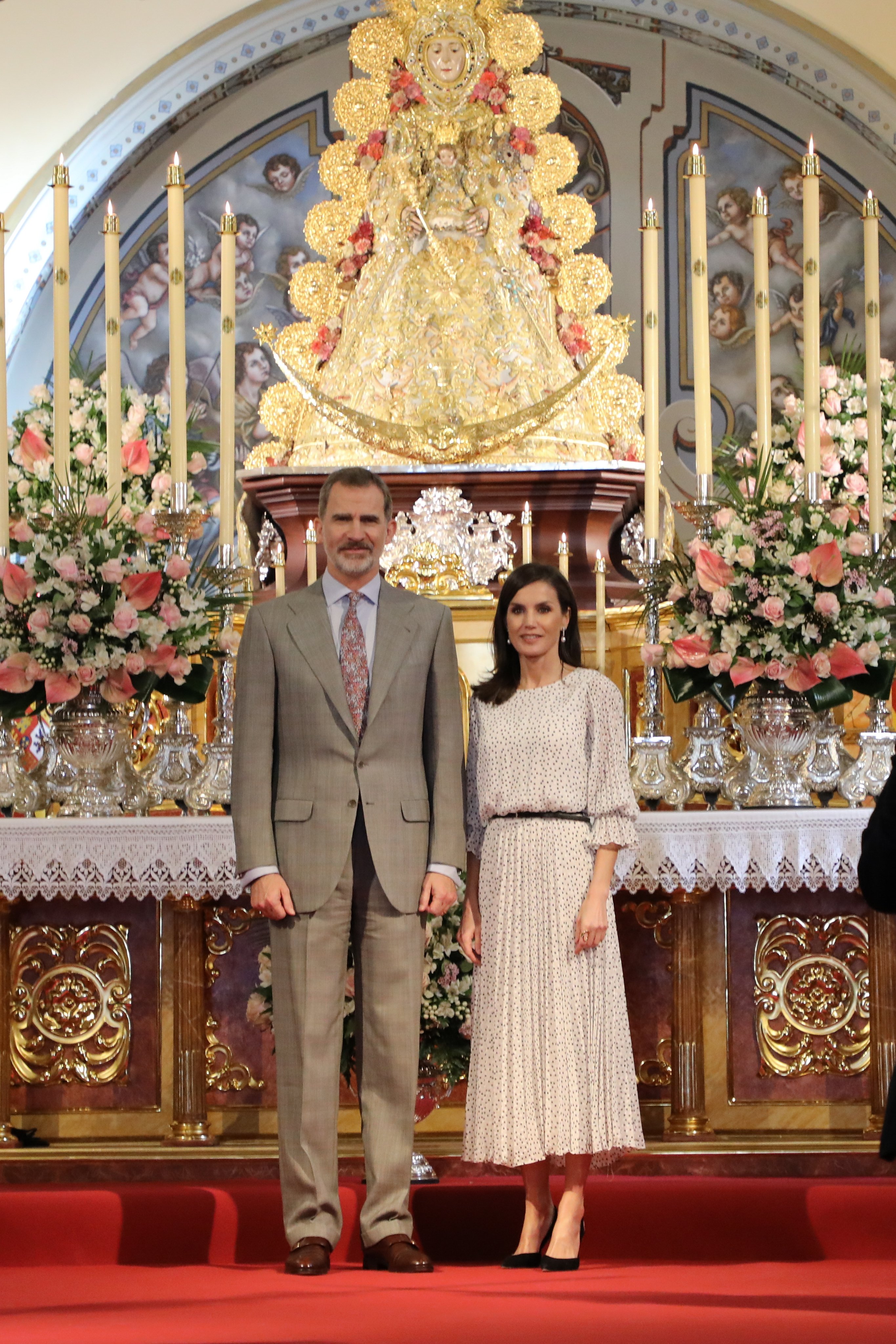 Le roi Felipe VI et la reine Letizia après avoir visité la paroisse de Nuestra Senora de la Asuncion lors de l'événement Marian Jubillee Year of Rocio Almonte (Huelva) lors de leur passage à Almonte le 14 février 2020 à Almonte, Espagne. / Source : Getty Images