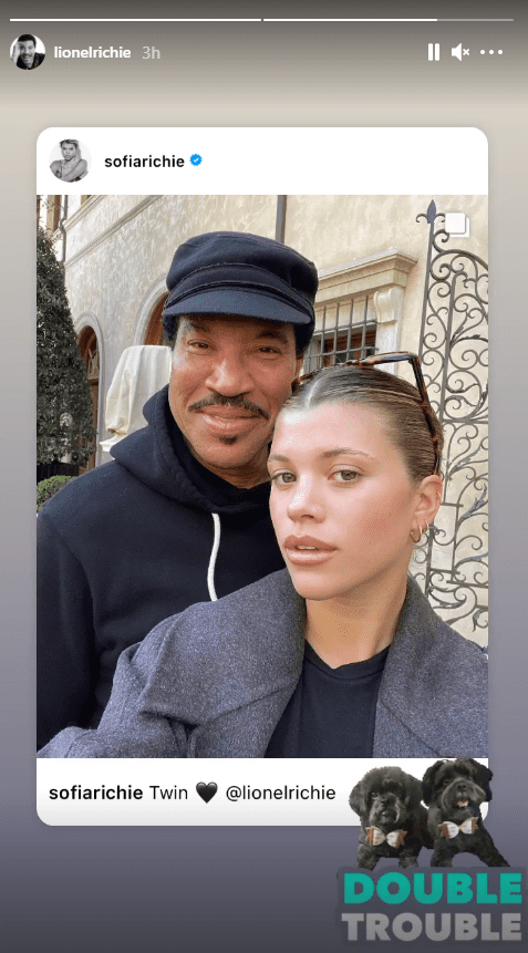 Lionel Richie kisses his daughter Sofia in her Instagram story on January 28, 2021 | Source: Instagram/sofiarichie