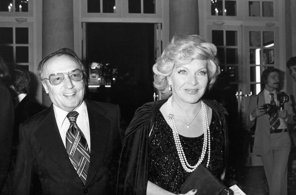 Line Renaud et Loulou Gasté à la 1ère de "L'autre Valse" à Paris le 8 octobre 1975, France. | Photo : Getty Images