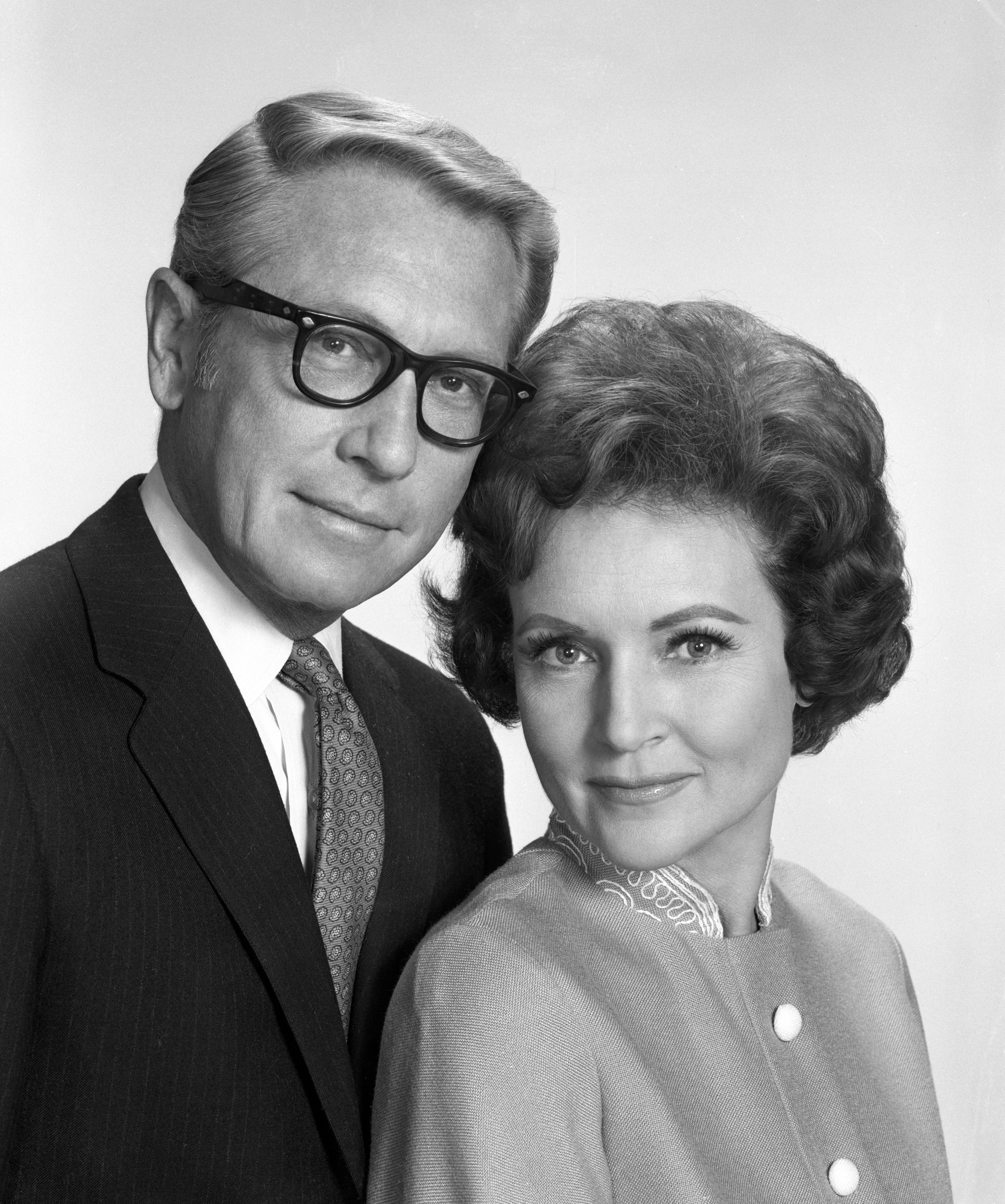 El presentador de TV Allen Ludden y su esposa Betty White retratados el 27 de diciembre de 1968 en Nueva York, Nueva York.┃Foto: Getty Images