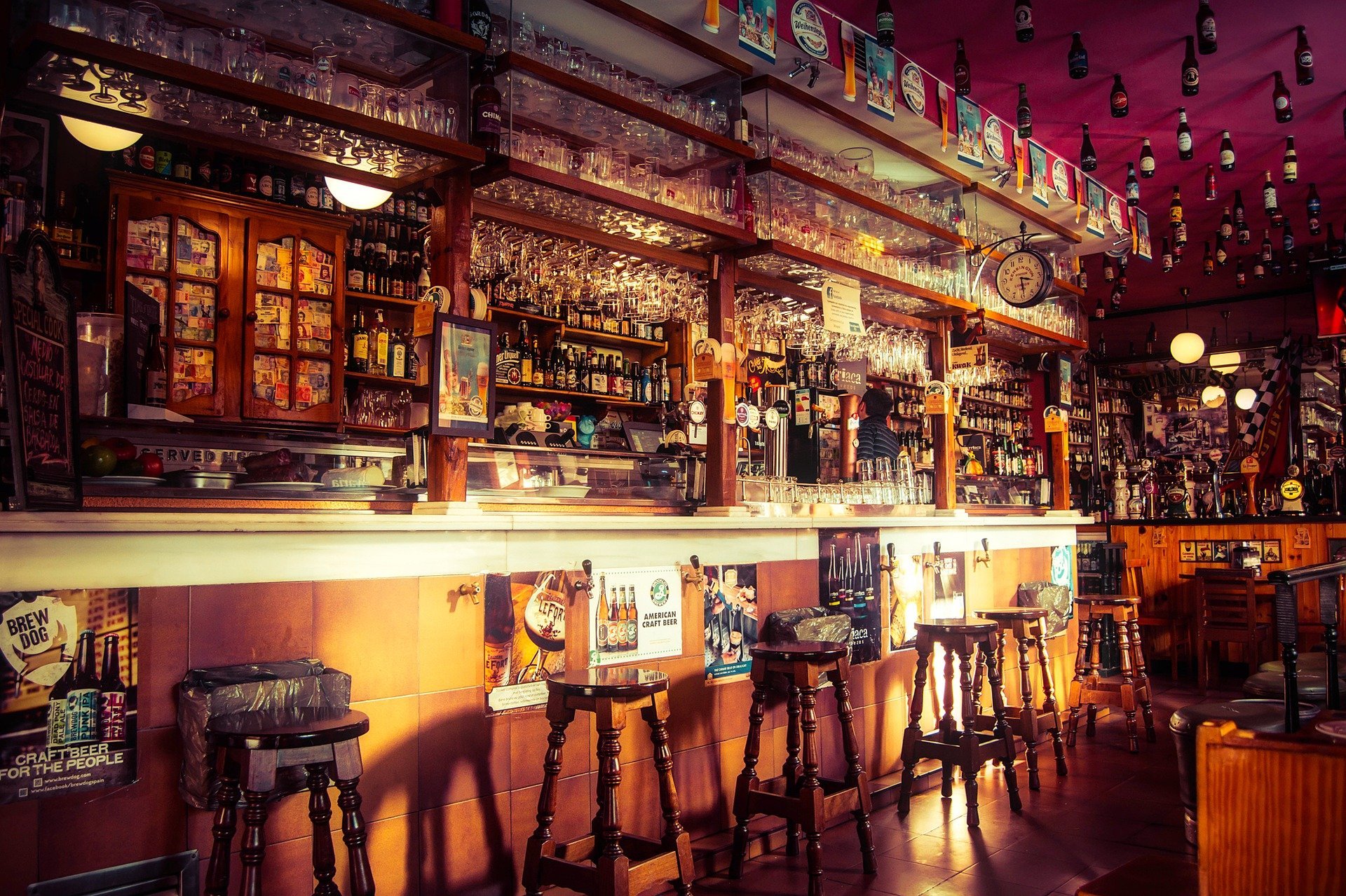 A quaint rustic bar. | Source: Pixabay