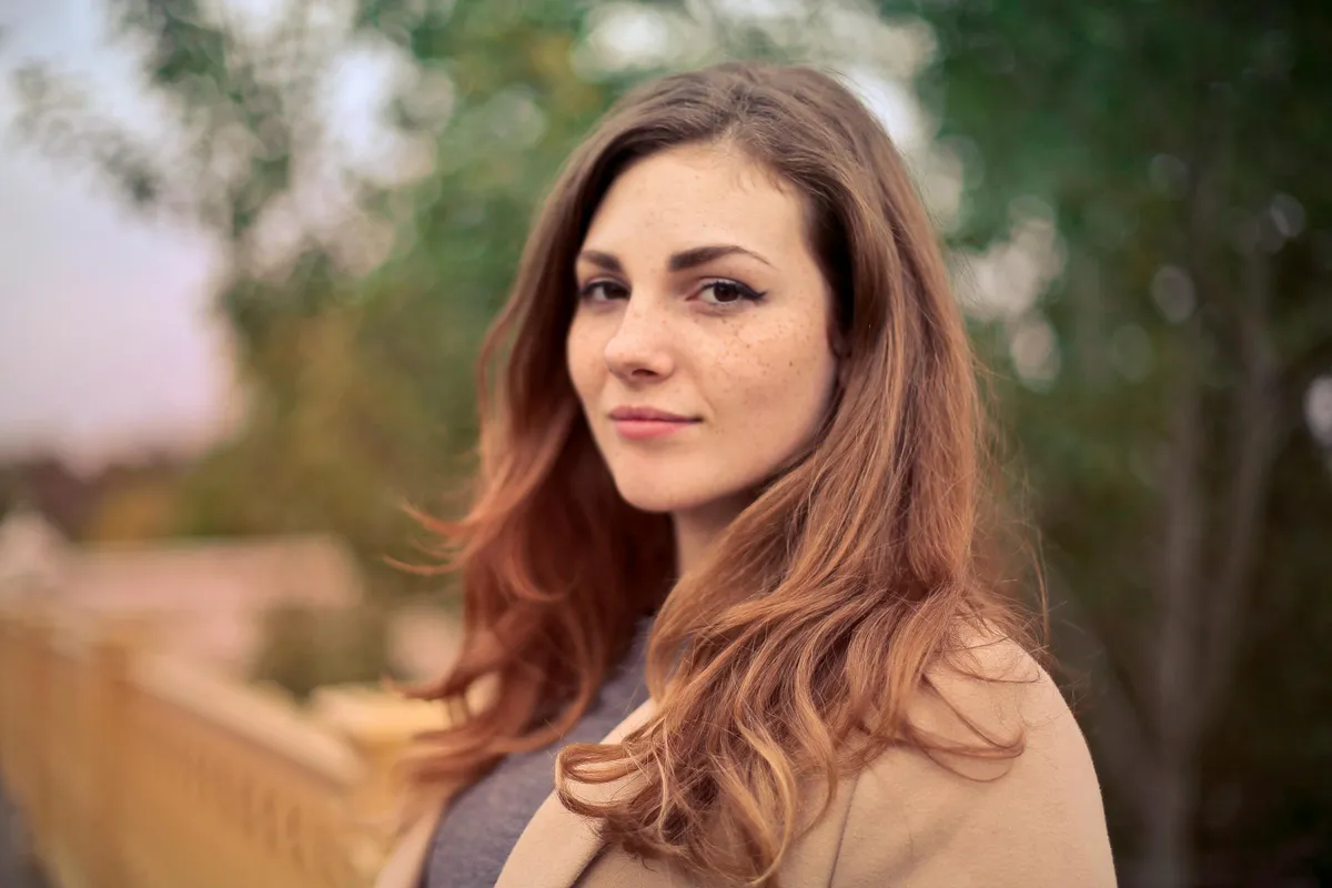 A close-up of a woman slightly smiling | Source: Pexels