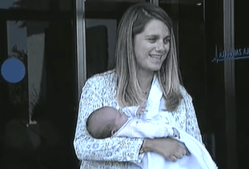 Isabel Sartorius con Mencía en brazos. | Foto: YouTube /Revista Diez Minutos Isabel Sartorius con Mencía en brazos. | Foto: YouTube /Revista Diez Minutos