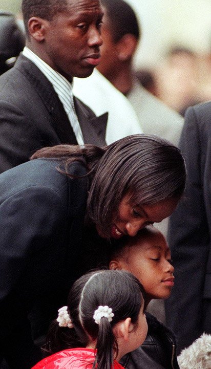 Al Joyner, husband of the Florence Griffith Joyner, with his sister Jackie and daughter Mary at the funeral services of the Olypmic gold medalist 26 September in Lake Forest, California. | Source: Getty Images
