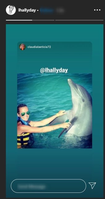 Laeticia Hallyday en vacances qui s'amuse avec un dauphin | Photo : Instagram/lhallyday/ Laeticia Hallyday en vacances qui s'amuse avec un dauphin | Photo : Instagram/lhallyday/