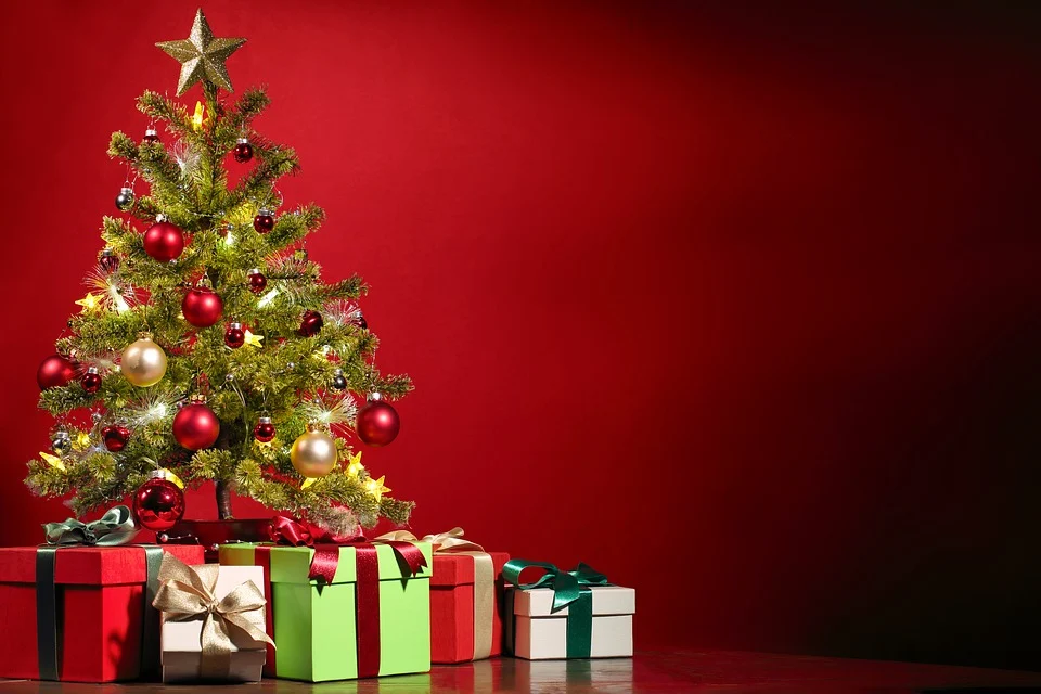 Árbol de Navidad con los regalos al pie. | Foto: Pixabay