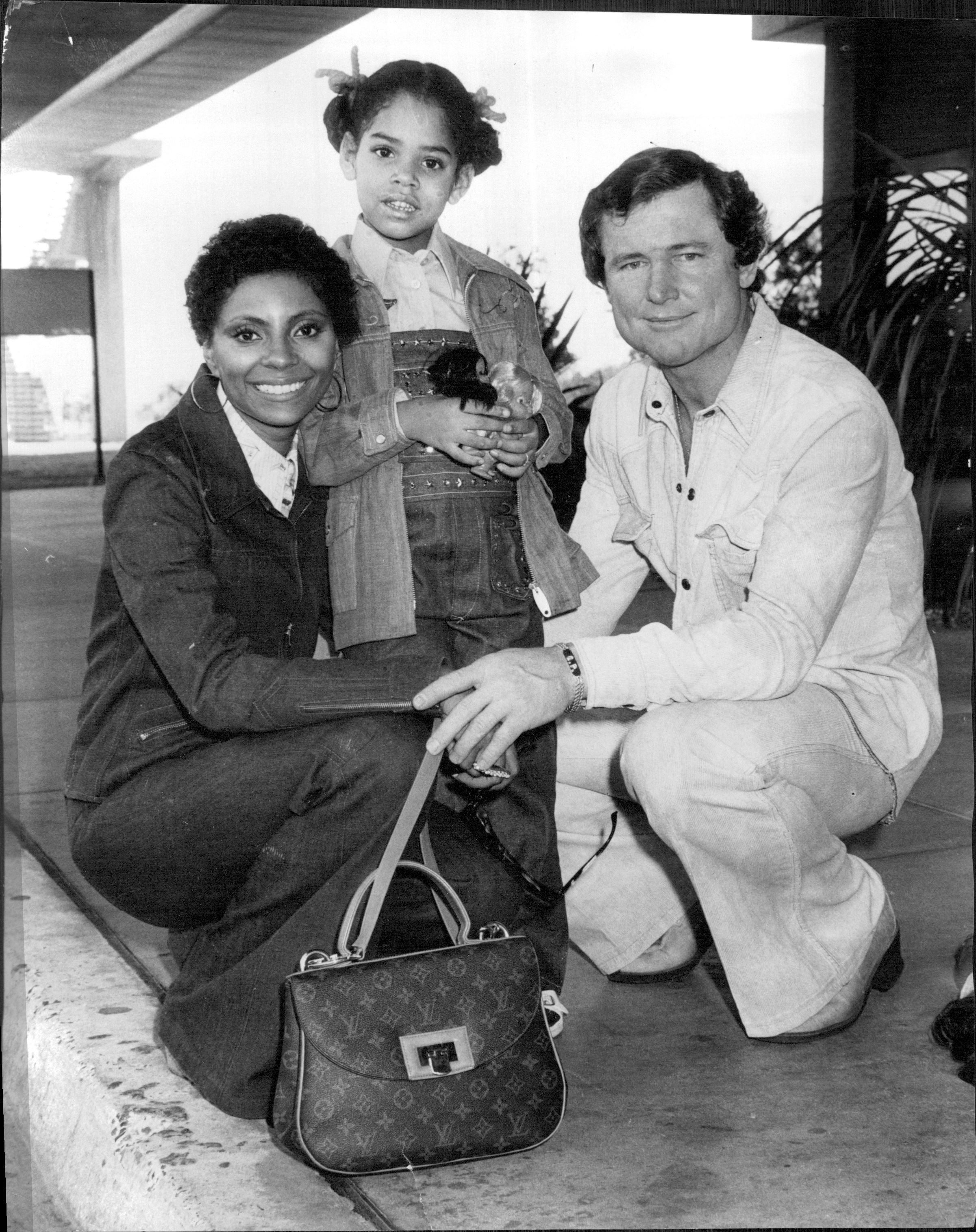Leslie Uggams and Grahame Pratt with their daughter Danielle in Australia 1975. | Source: Getty Images