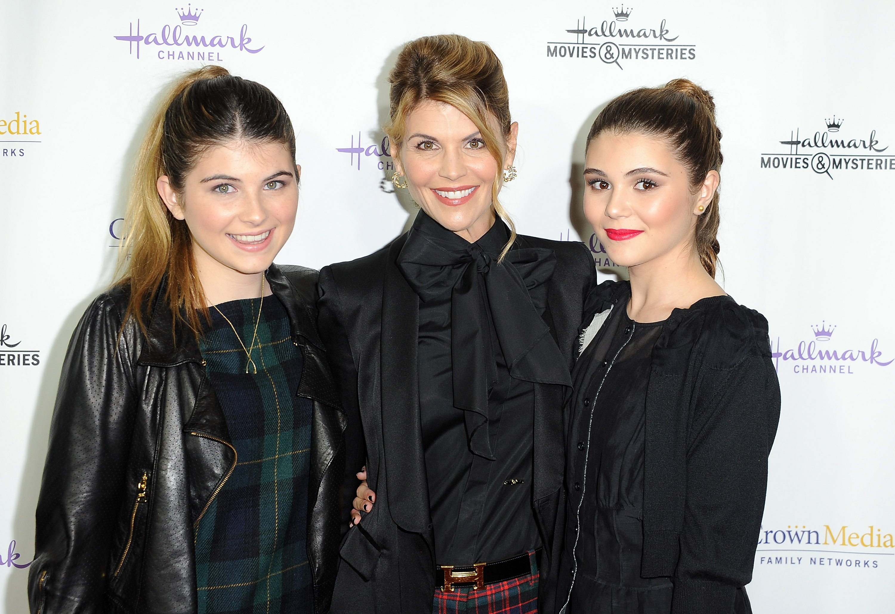 Lori Loughlin and her daughters Isabella and Olivia arrive at Hallmark Channel's annual holiday event premiere screening of "Northpole" on November 4, 2014. | Source: Getty Images