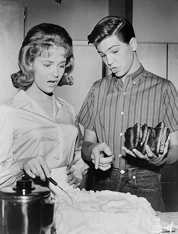 Shelley Fabares and Paul Petersen in 1962. | Source: Wikimedia Commons.