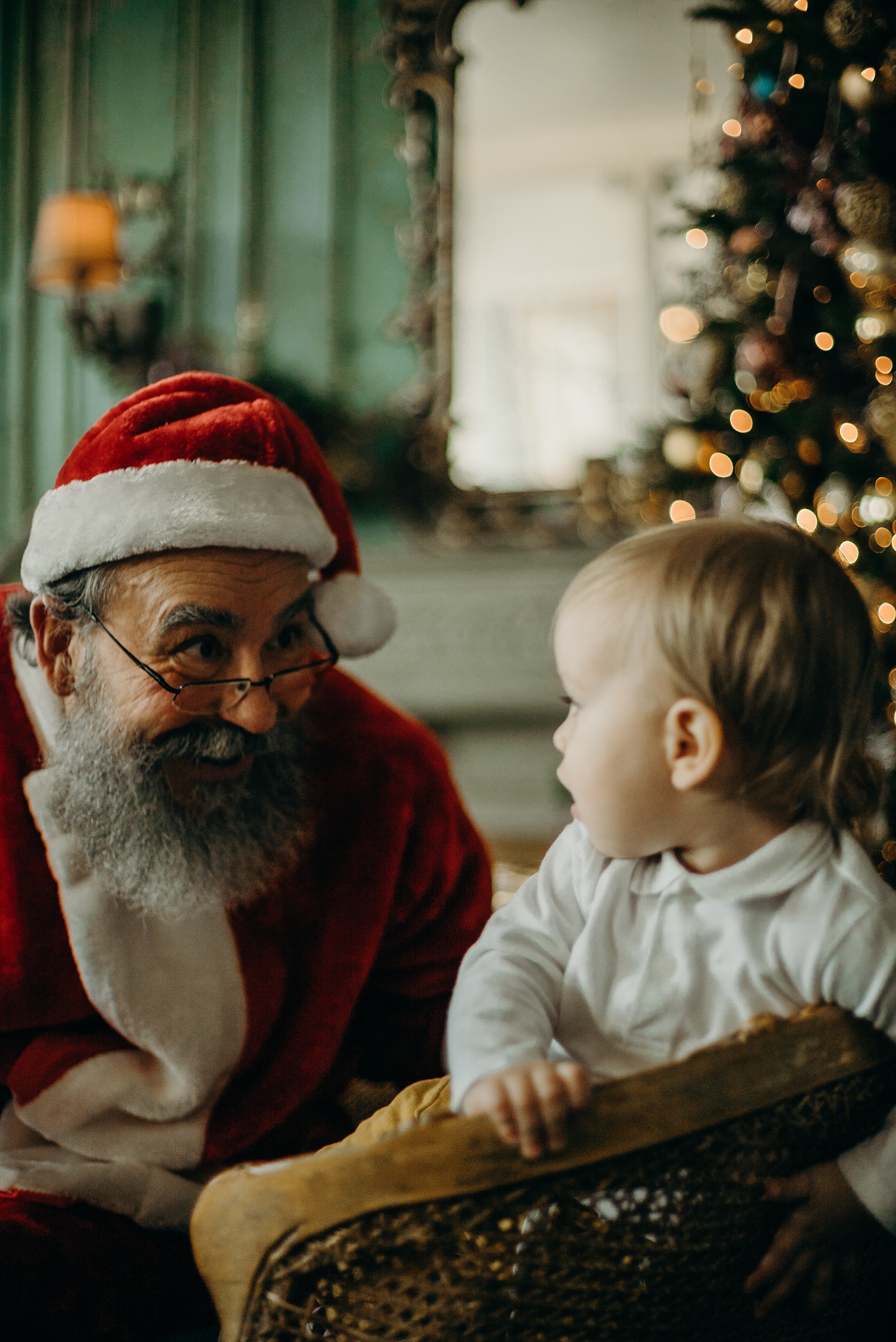 A baby meets a friendly Santa Claus ahead of Christmas. | Source: Pexels.