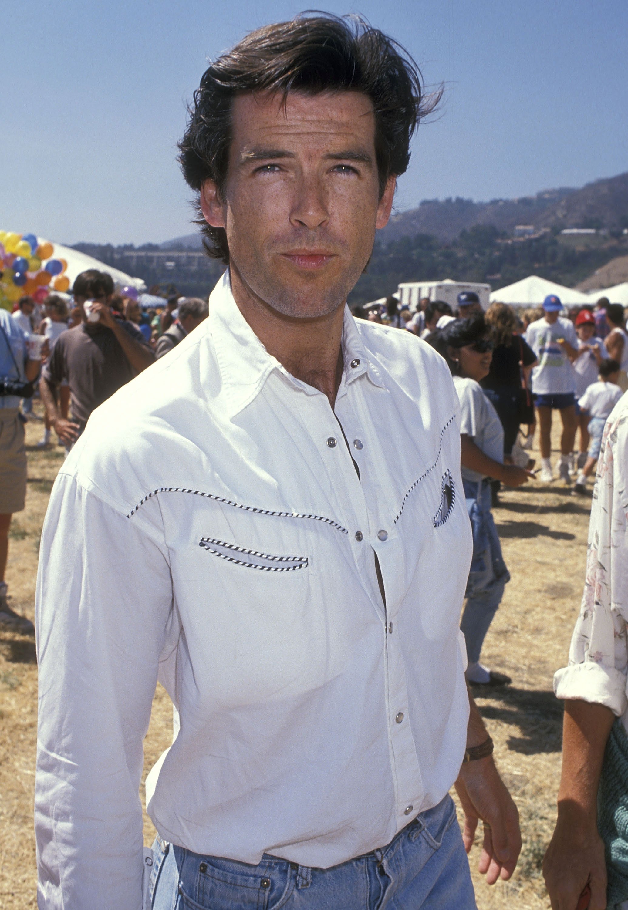 Pierce Brosnan assiste au huitième carnaval annuel de Malibu Kiwanis Chili Cook-off et à la foire au Civic Center Area, le 2 septembre 1989, à Malibu, en Californie. | Source : Getty Images