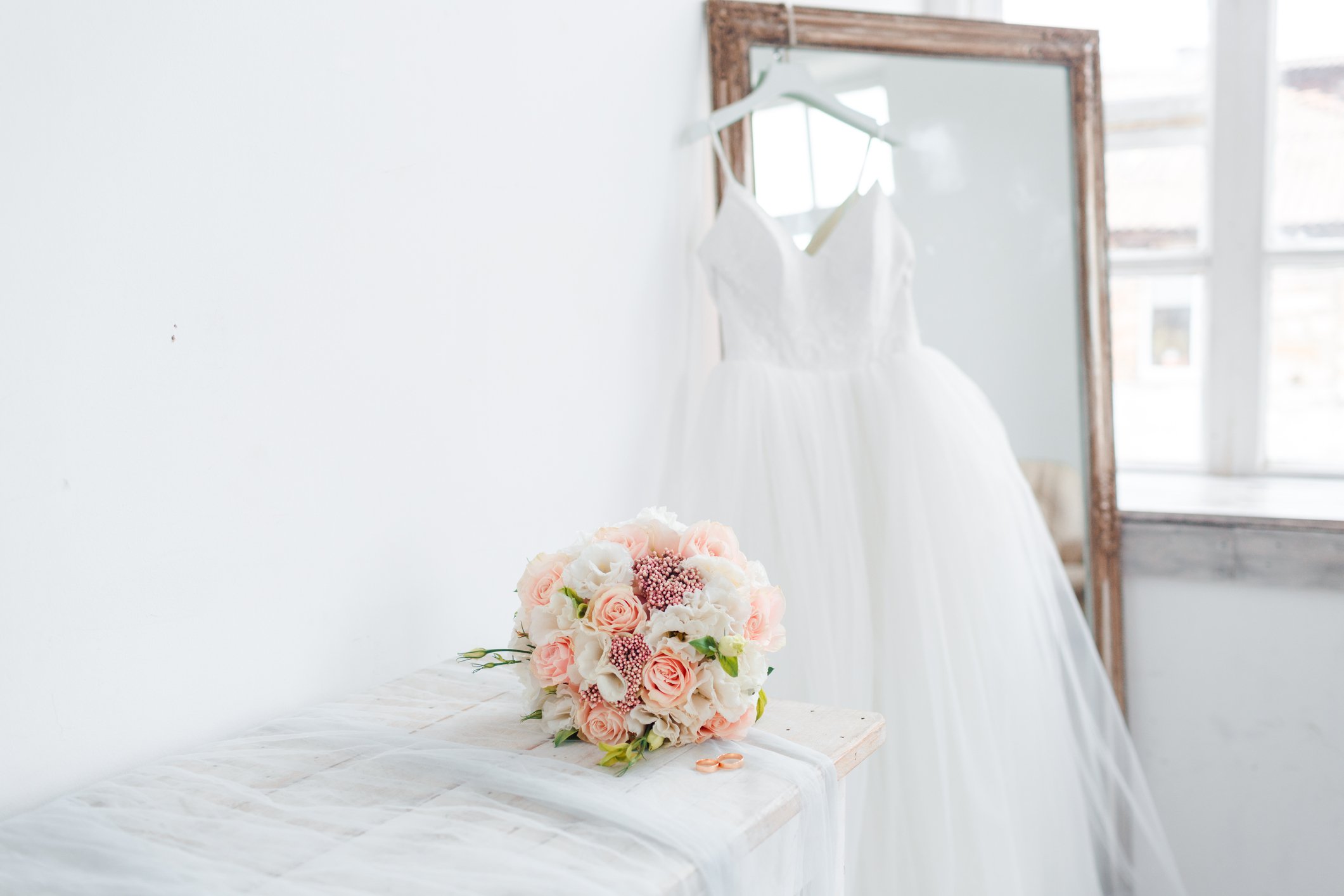 Weißes Hochzeitskleid und ein Blumenstrauß. I Quelle: Getty Images