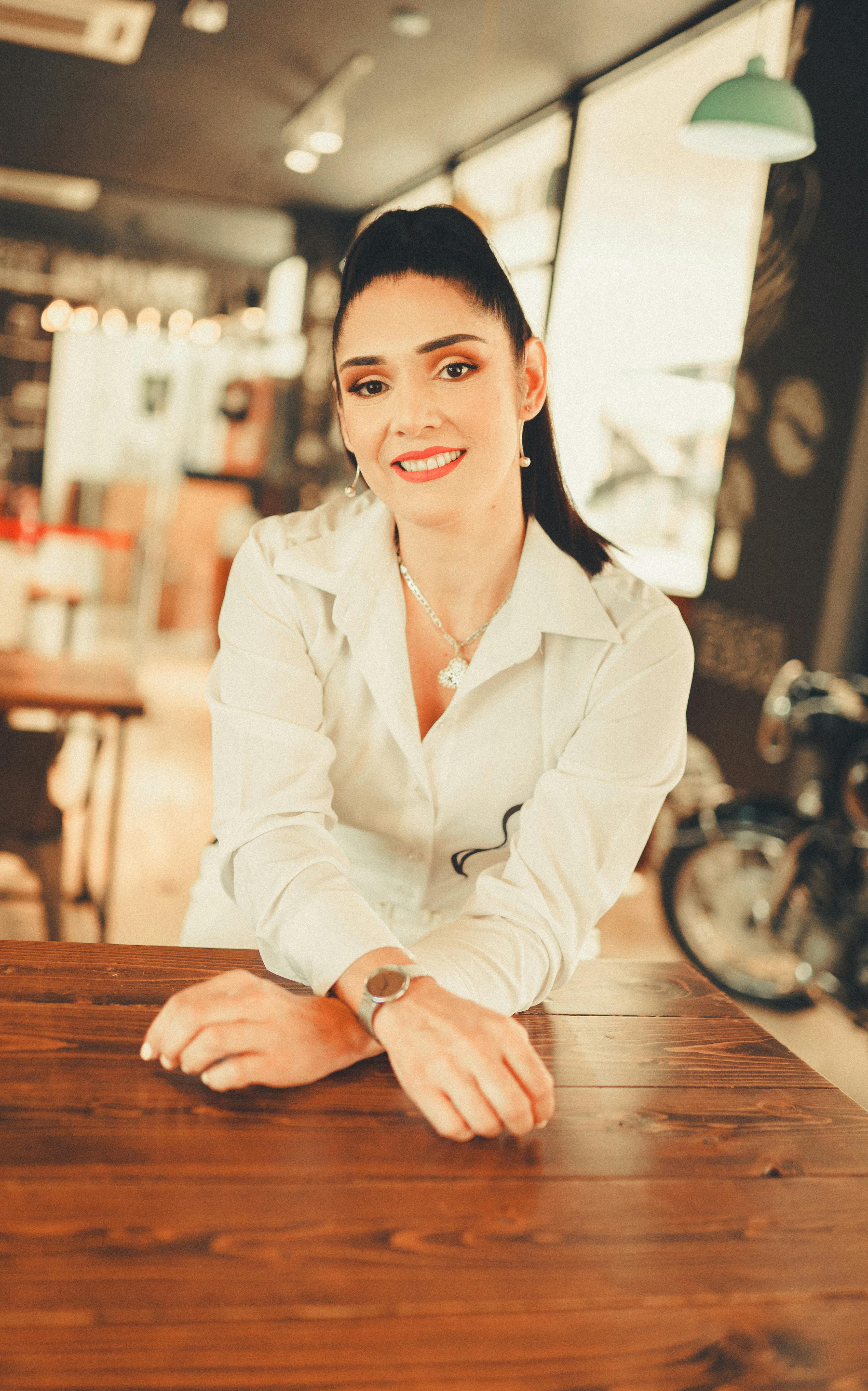 A waitress with an awkward smile | Source: Pexels