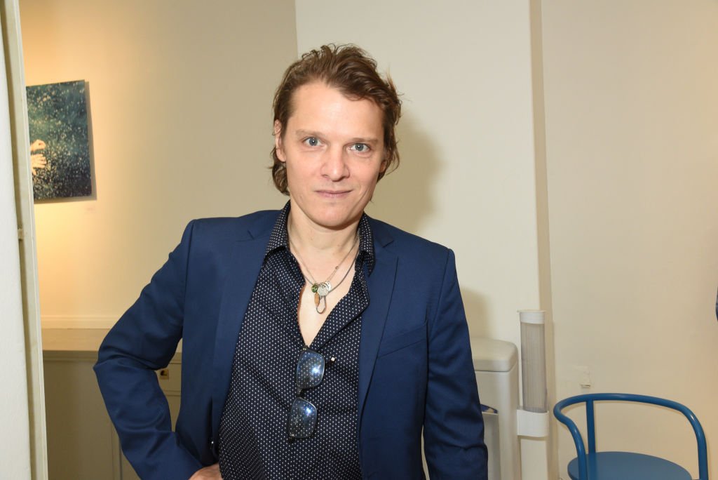 Benabar alias Bruno Nicolini pose lors du défilé Agnes B. Menswear Printemps/Été 2018 le 25 juin 2017 à Paris, France. | Photo : Getty Images