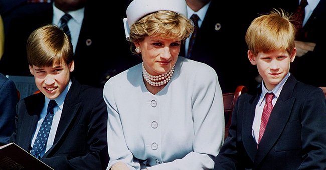 Diana con sus hijos, el Príncipe William y el Príncipe Harry, en el Servicio de Recuerdos VE de Jefes de Estado en Hyde Park el 7 de mayo de 1995 en Londres.| Foto: Getty Images