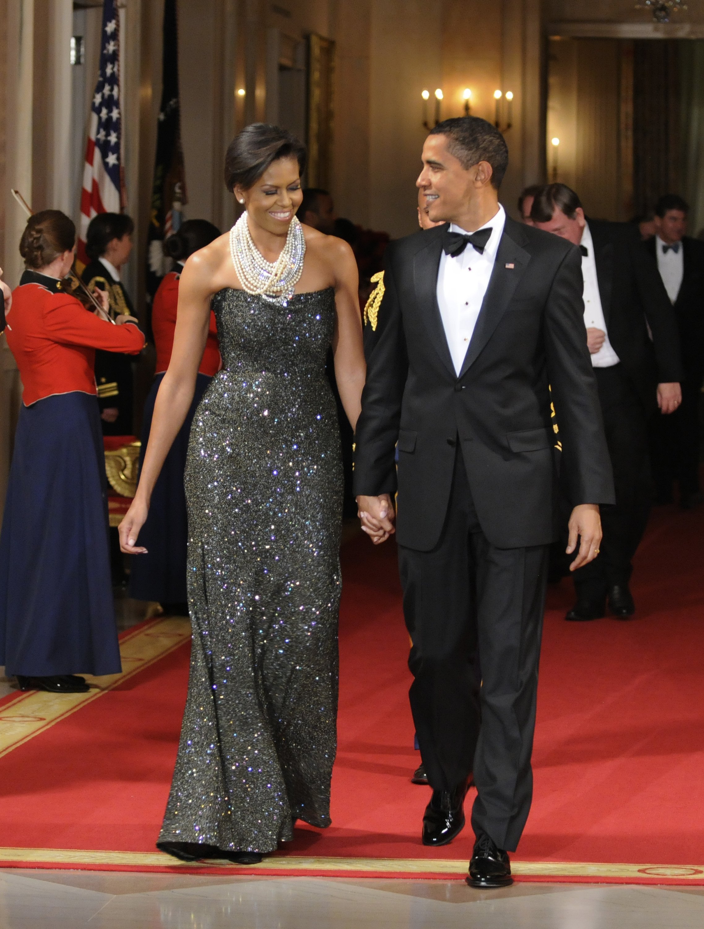 Der Ex-Präsident Barack Obama und seine Frau Michelle Obama betreten den East Room zur Unterhaltung nach einem Gala-Dinner im Weißen Haus am 22. Februar 2009 in Washington, DC | Quelle: Getty Images
