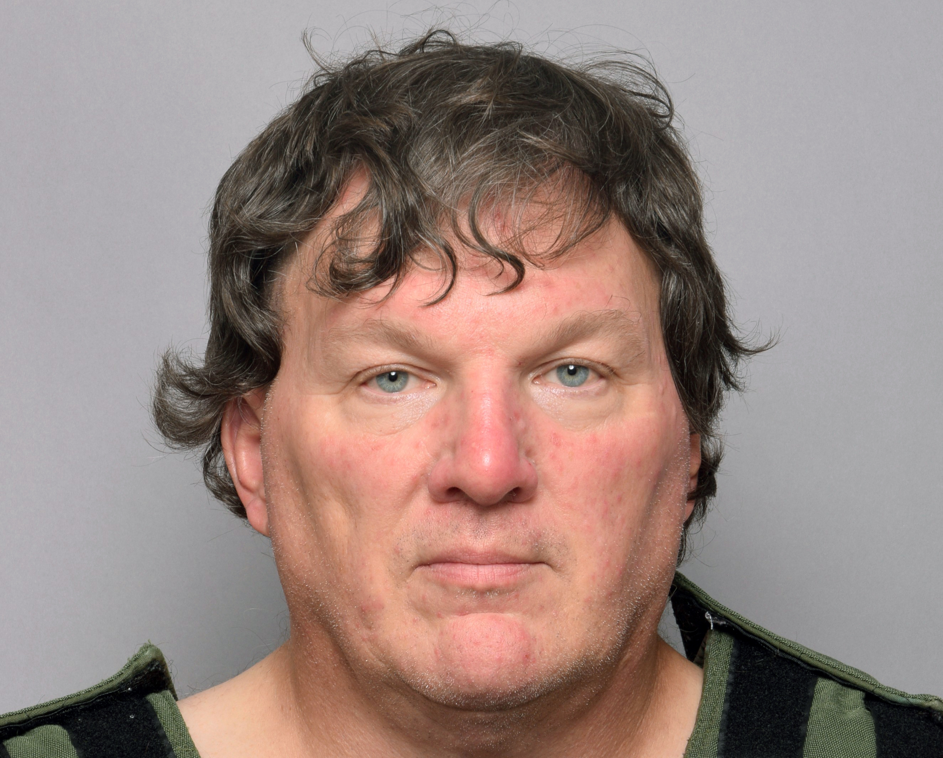 Rex Heuermann posiert am 14. Juli 2023 im Suffolk County Sheriff's Office für sein Polizeifoto | Quelle: Getty Images