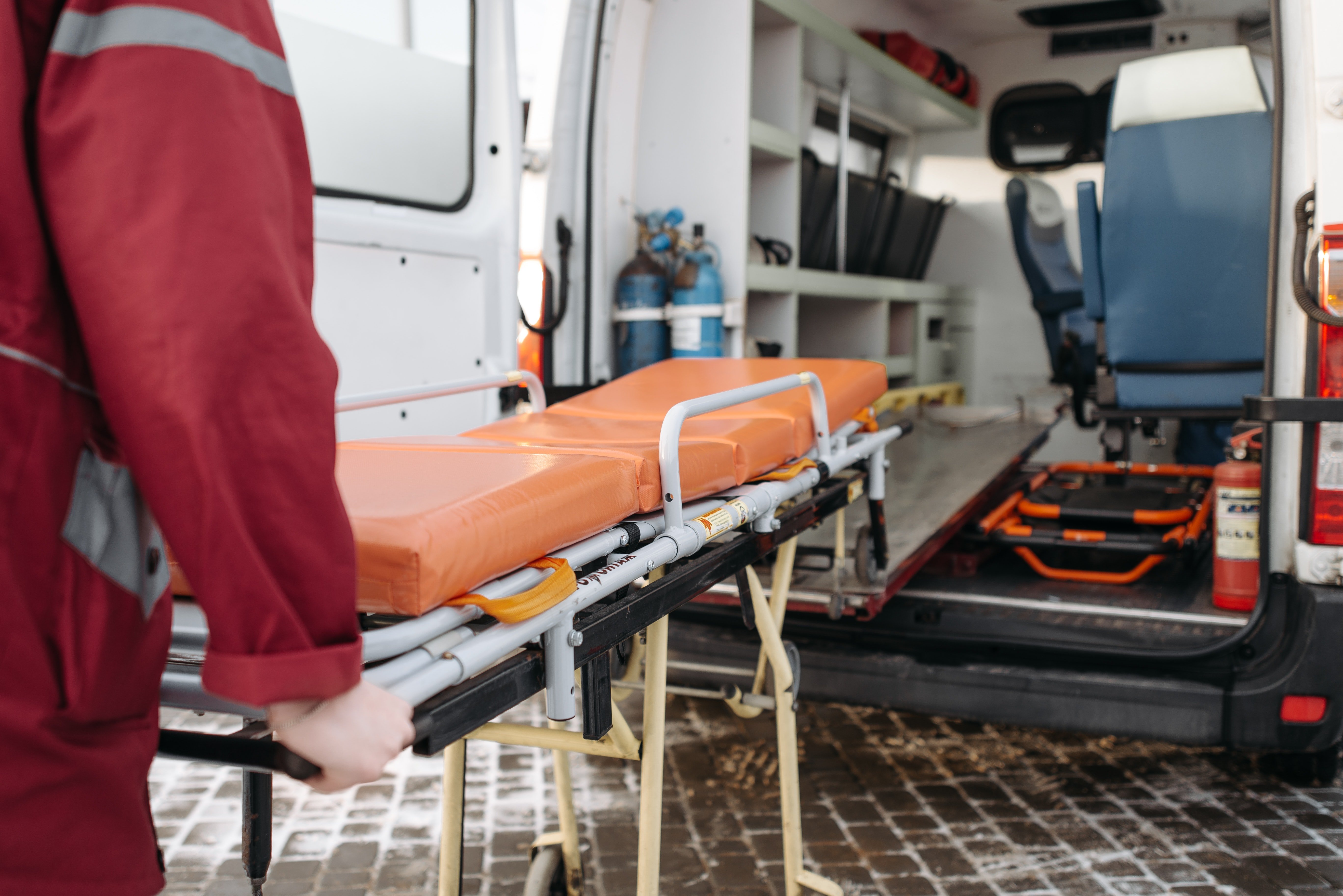 Paramédico subiendo camilla a una ambulancia. | Foto: Pexels